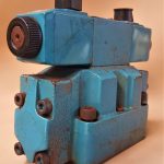 شیر هیدرولیک 4/3 به همراه یک سر ولو مدل Vickers DG5V-733CVMUH40